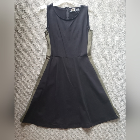 Black Cynthia Rowley dress with green stripe down sides - Picture 5 of 8